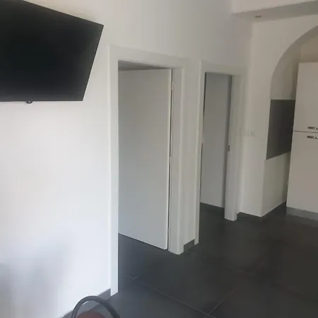 With Free Parking And No Balcony But Terase In Front Of The House Apartamento