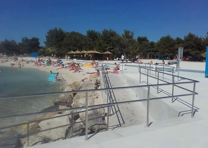 With Free Parking And No Balcony But Terase In Front Of The House Appartement Pula