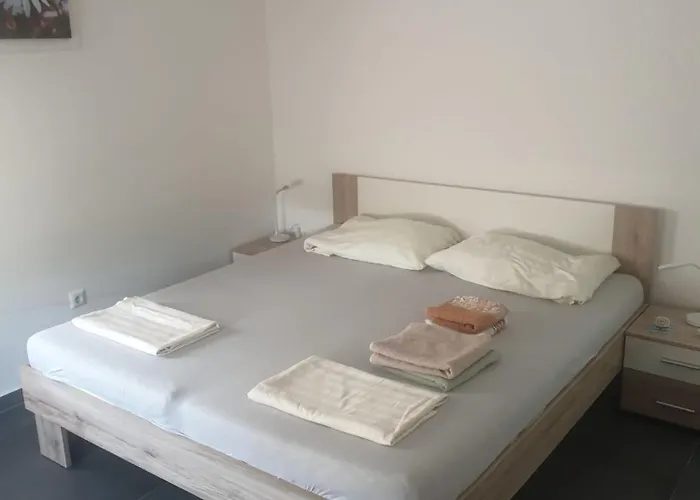 公寓 With Free Parking And No Balcony But Terase In Front Of The House *