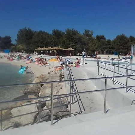 With Free Parking And No Balcony But Terase In Front Of The House Апартаменты Пула