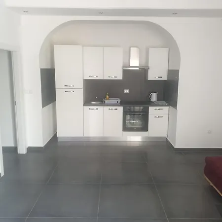 With Free Parking And No Balcony But Terase In Front Of The House Apartment *