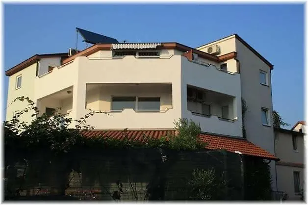 Apartman With Free Parking And No Balcony But Terase In Front Of The House Pula