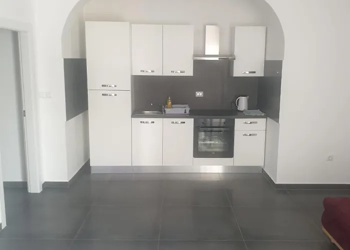 With Free Parking And No Balcony But Terase In Front Of The House Apartment *
